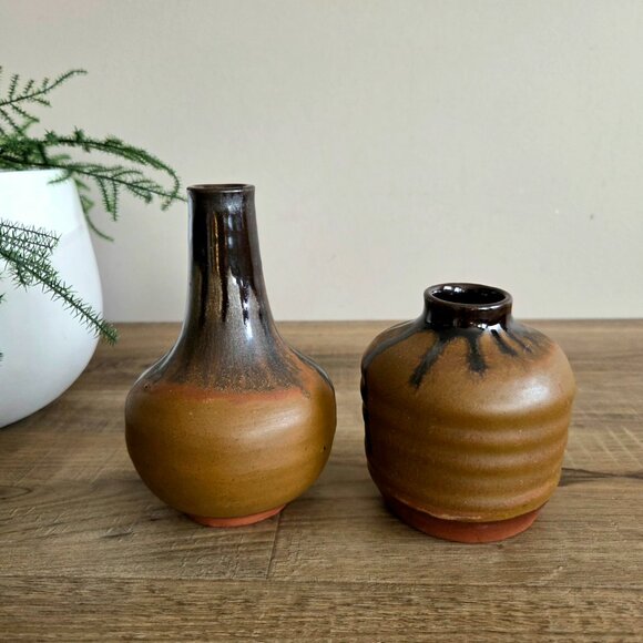 Set of 2 hand made bud vases brown and black colors. Signed K Quebec. - Picture 3 of 7